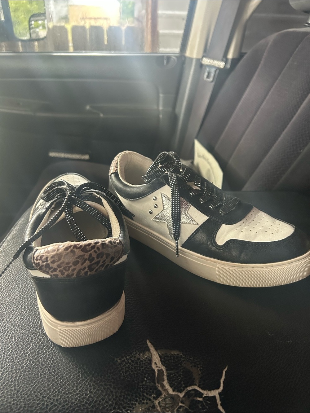 Black and White Low-Top women’s Sneakers with Star Accent